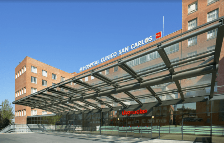 Entrance of Hospital Clínico San Carlos with "Urgencias" sign.