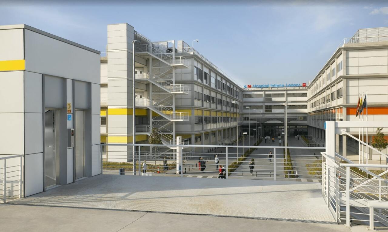 A modern hospital complex named "Hospital Infanta Leonor" with white buildings and yellow accents.